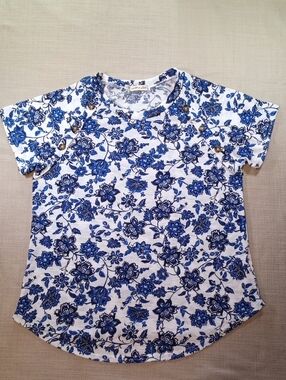 Women's Size M  Malden White Top with Blue Floral Pattern and Shoulder Buttons